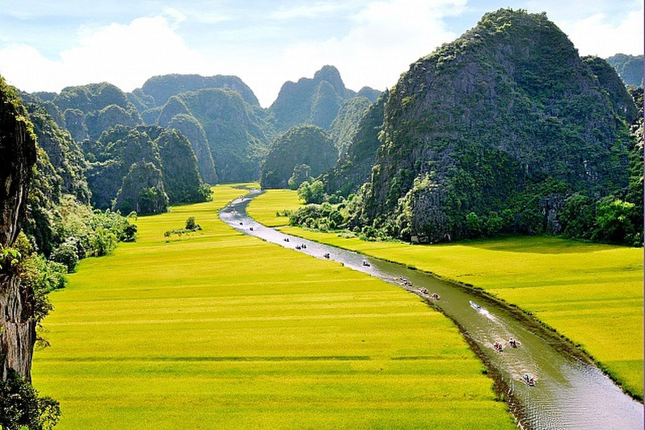 Day 4: Halong - Ninh Binh - Tam Coc (190km – 4h30) (Breakfast, Brunch)